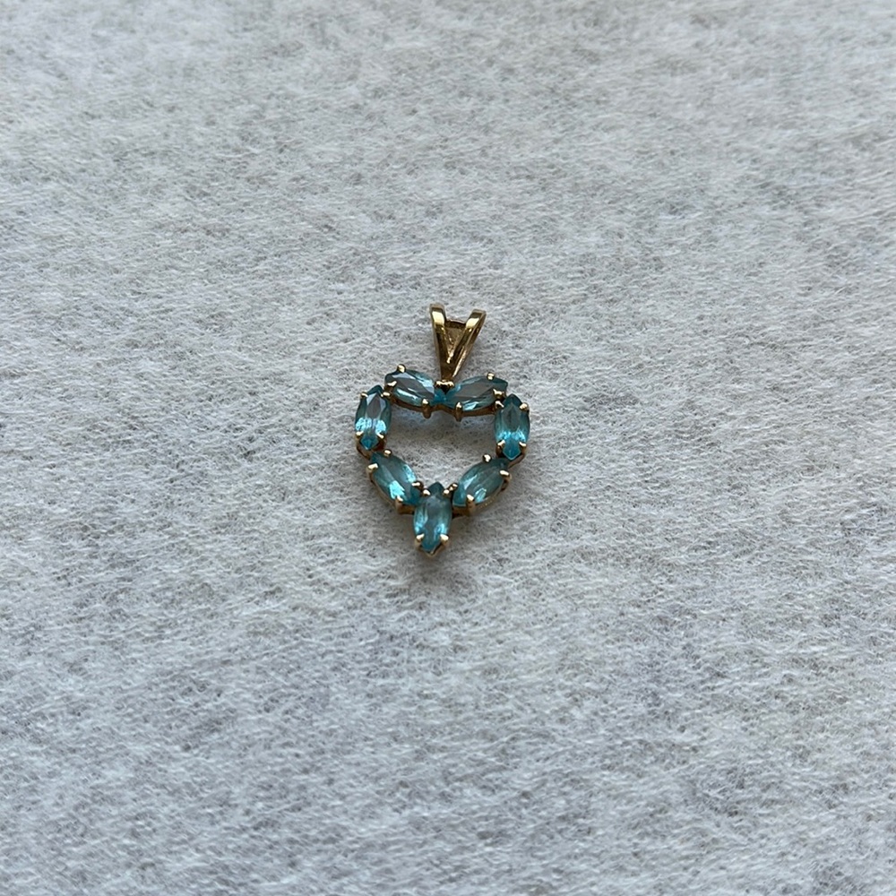 10kt yellow gold pendant with aquamarine stones